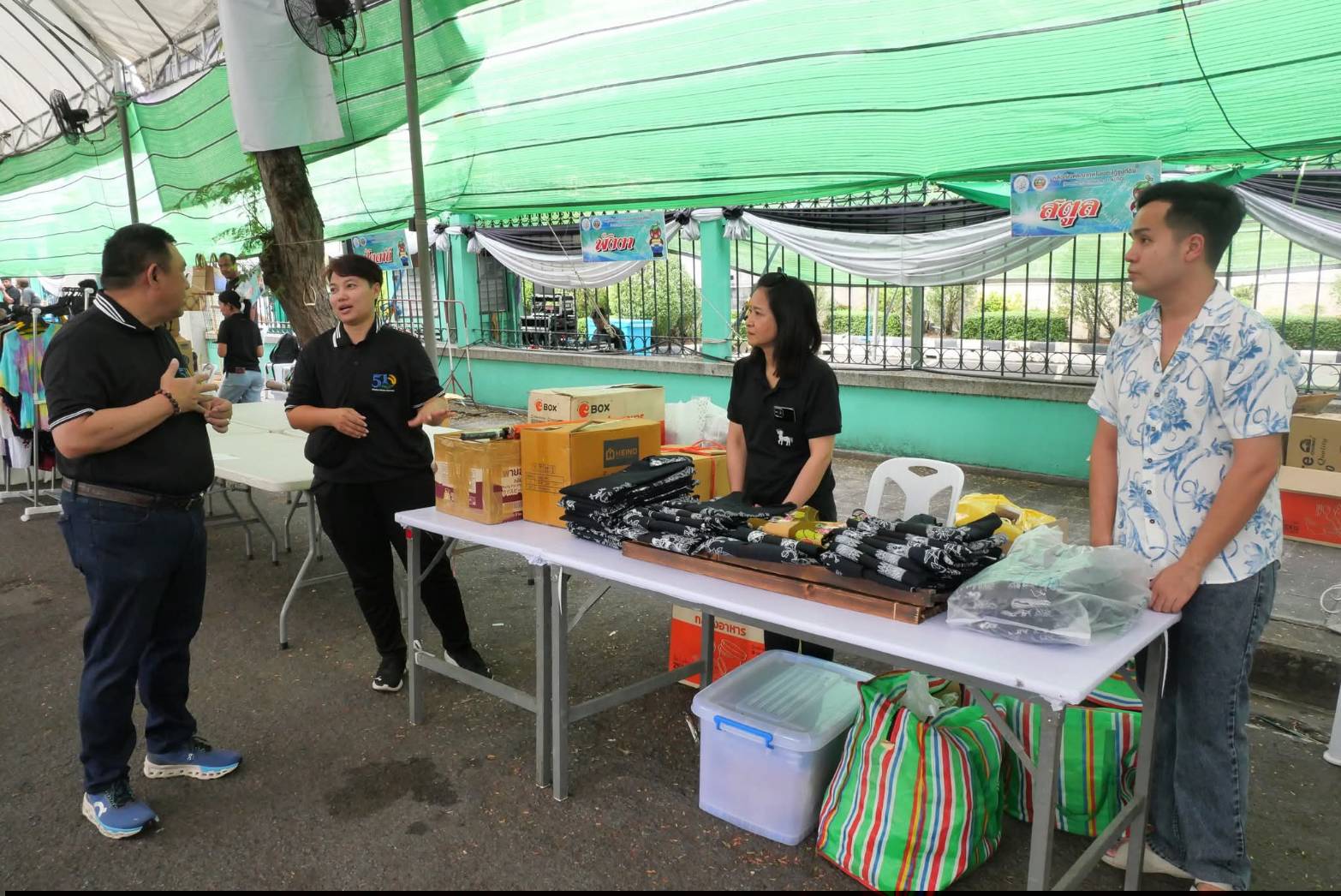 title - เลขาธิการ ส.ป.ก. เยี่ยมทักทายเกษตรกรและซื้อสินค้าในบรรยากาศวันสุดท้ายของการออกร้านขายสินค้า จากเขตปฏิรูปที่ดิน ส่งท้ายงานครบรอบ 51 ปี ส.ป.ก. ณ สำนักงานการปฏิรูปที่ดินเพื่อเกษตรกรรม